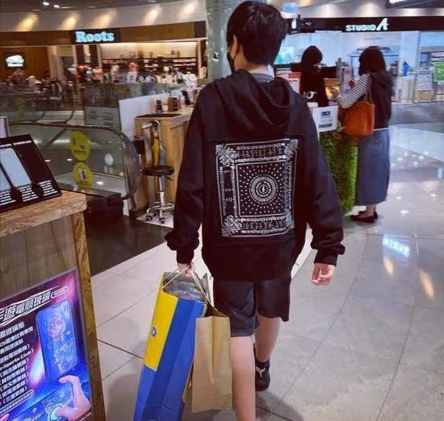 林志穎罕曬家庭親子日常!雙胞胎玩單槓臂力驚人,Kimi身高超1米72肩膀比父親寬厚:完美遺傳父母明星基因