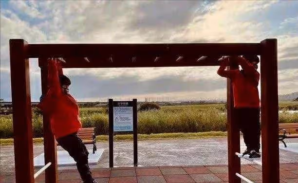 林志穎罕曬家庭親子日常!雙胞胎玩單槓臂力驚人,Kimi身高超1米72肩膀比父親寬厚:完美遺傳父母明星基因