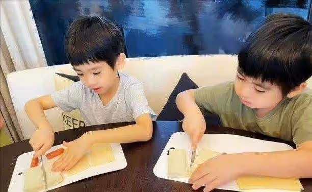林志穎罕曬家庭親子日常!雙胞胎玩單槓臂力驚人,Kimi身高超1米72肩膀比父親寬厚:完美遺傳父母明星基因
