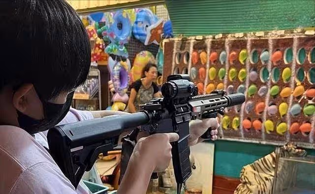 林志穎罕曬家庭親子日常!雙胞胎玩單槓臂力驚人,Kimi身高超1米72肩膀比父親寬厚:完美遺傳父母明星基因