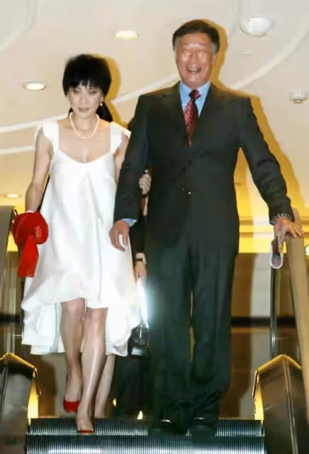 從舞女到闊太:打敗林志玲上位,47歲還要拚命為71歲富豪生四胎,她到底是圖什麼?