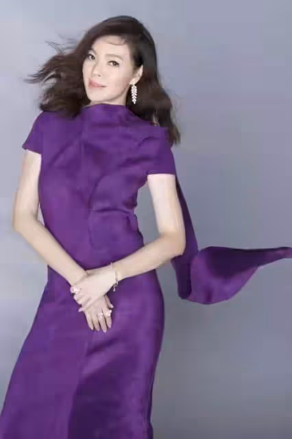 從舞女到闊太:打敗林志玲上位,47歲還要拚命為71歲富豪生四胎,她到底是圖什麼?