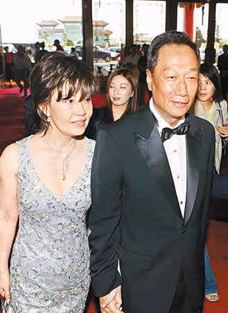 從舞女到闊太:打敗林志玲上位,47歲還要拚命為71歲富豪生四胎,她到底是圖什麼?