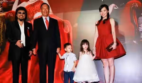 從舞女到闊太:打敗林志玲上位,47歲還要拚命為71歲富豪生四胎,她到底是圖什麼?