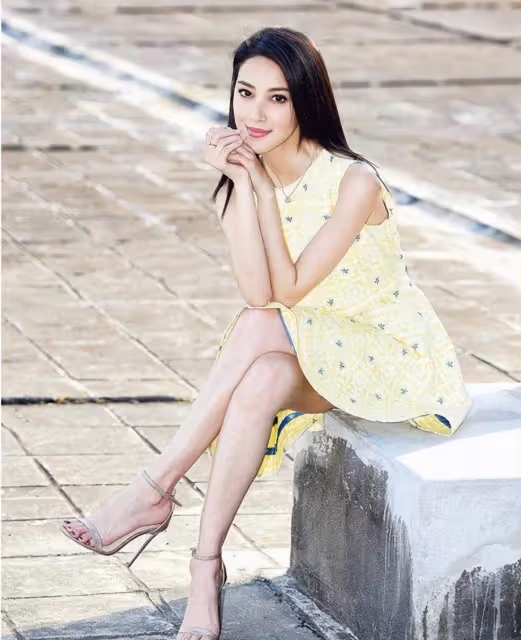 鄭嘉穎與小22歲嬌妻秀恩愛「慶四周年」!兩人貼身攬腰依偎,深情擁吻好甜蜜