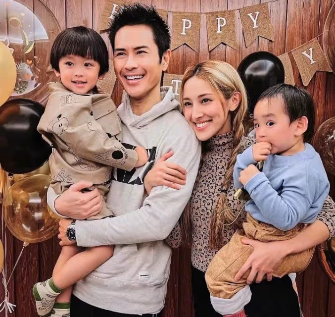 鄭嘉穎與小22歲嬌妻秀恩愛「慶四周年」!兩人貼身攬腰依偎,深情擁吻好甜蜜