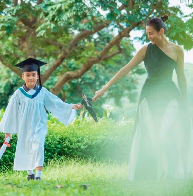 陳國坤6歲兒子罕見曝光!拳頭緊握十分霸氣,「一雙電眼+麥色皮膚」完美復刻李小龍,網友:像小正太