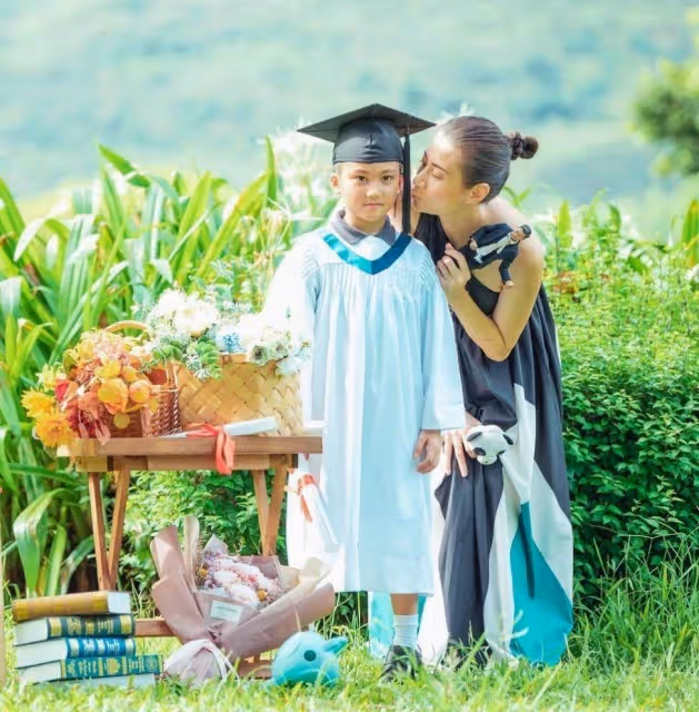 陳國坤6歲兒子罕見曝光!拳頭緊握十分霸氣,「一雙電眼+麥色皮膚」完美復刻李小龍,網友:像小正太