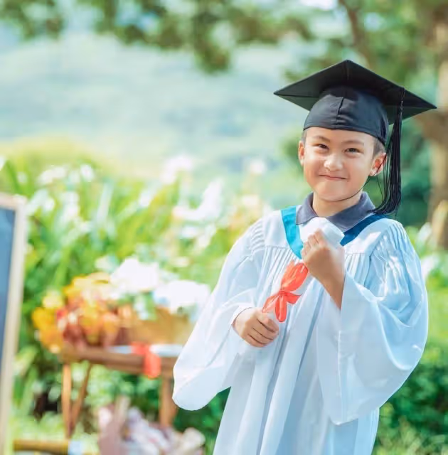 陳國坤6歲兒子罕見曝光!拳頭緊握十分霸氣,「一雙電眼+麥色皮膚」完美復刻李小龍,網友:像小正太