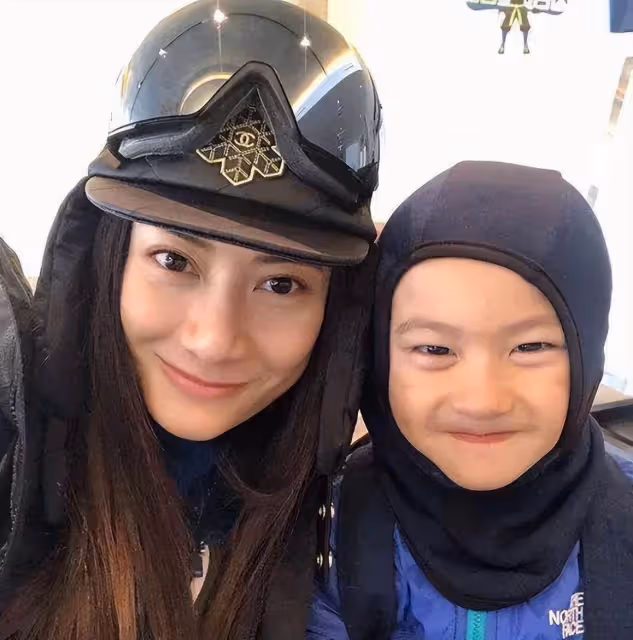 陳國坤6歲兒子罕見曝光!拳頭緊握十分霸氣,「一雙電眼+麥色皮膚」完美復刻李小龍,網友:像小正太