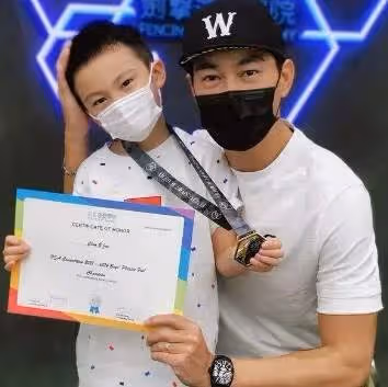 陳國坤6歲兒子罕見曝光!拳頭緊握十分霸氣,「一雙電眼+麥色皮膚」完美復刻李小龍,網友:像小正太