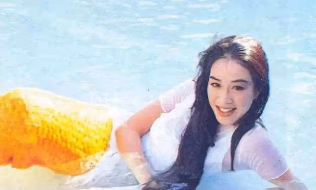 鐘麗緹23歲女兒曬近照!無修圖照曝光「小麥色肌膚+濃眉大眼」混血氣息十足,身高比例出眾,氣質不輸明星媽媽