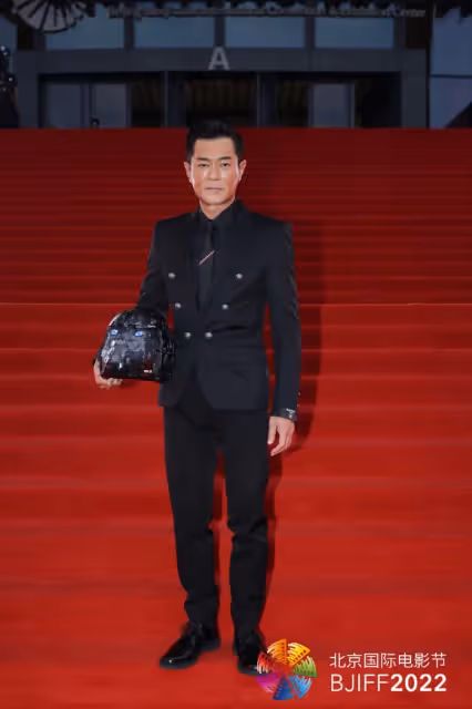51歲影帝現身紅毯「被酸男神崩塌了」臉超不自然 網一面倒批:還以為是蠟像