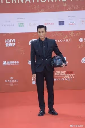 51歲影帝現身紅毯「被酸男神崩塌了」臉超不自然 網一面倒批:還以為是蠟像