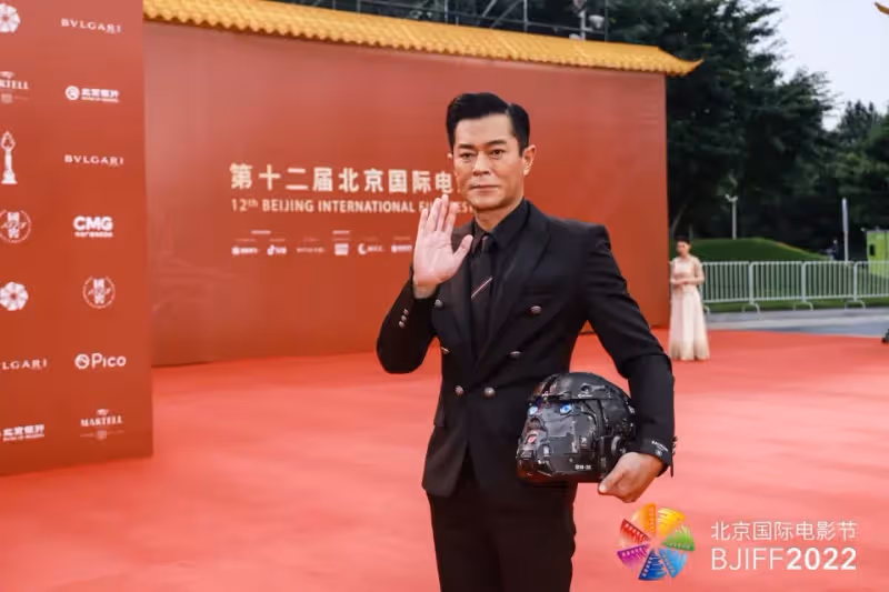 51歲影帝現身紅毯「被酸男神崩塌了」臉超不自然 網一面倒批:還以為是蠟像