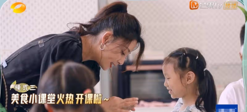 《中餐廳6》42歲殷桃好美！做客難度降低，轉眼就有了兩個大廚