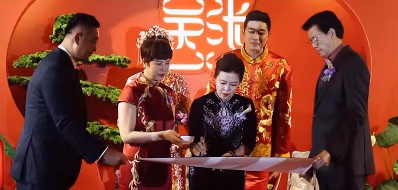 26歲張常寧婚後「開始工作」！打排球美甲，傲人身材，膝蓋傷痕明顯
