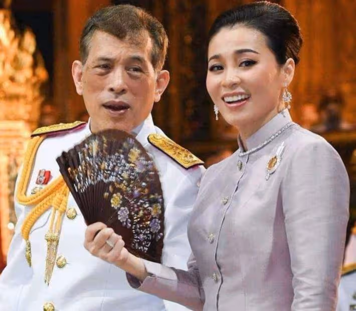 蘇提達俏臉微紅嬌羞，瑪哈「望妻眼」目不轉睛，真摯情感難以遮掩