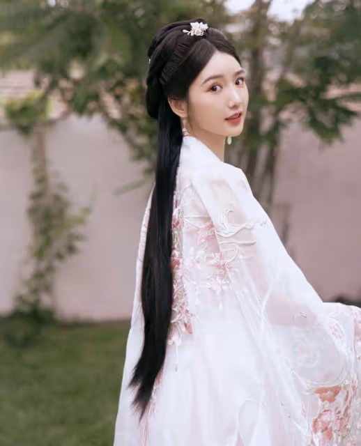 盤點娛樂圈的古裝，劉亦菲美不勝收，曾黎知性，毛曉彤出人意料