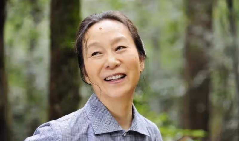 奚美娟北方電影節紅毯合影!穿小黑裙戴眼鏡顯高級美,67歲真優雅