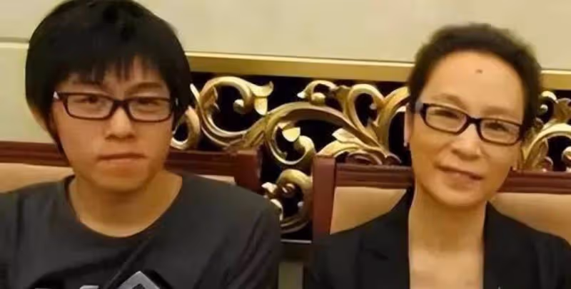 奚美娟北方電影節紅毯合影!穿小黑裙戴眼鏡顯高級美,67歲真優雅