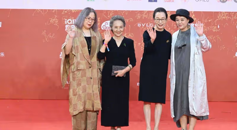奚美娟北方電影節紅毯合影!穿小黑裙戴眼鏡顯高級美,67歲真優雅