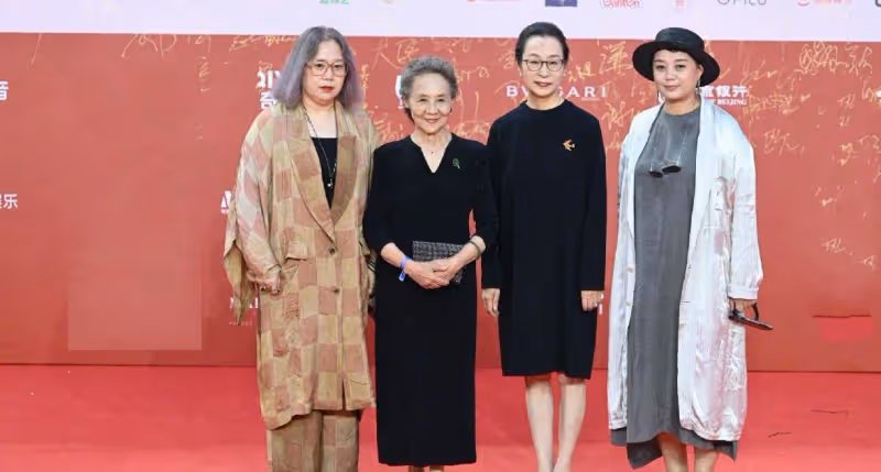 奚美娟北方電影節紅毯合影!穿小黑裙戴眼鏡顯高級美,67歲真優雅