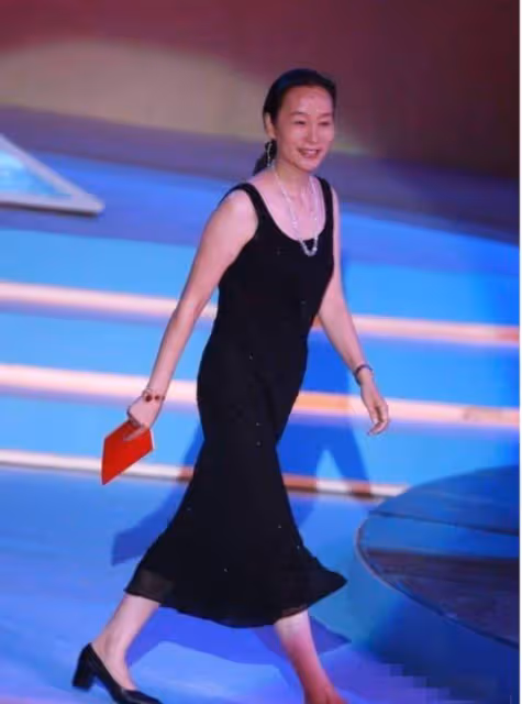奚美娟北方電影節紅毯合影!穿小黑裙戴眼鏡顯高級美,67歲真優雅