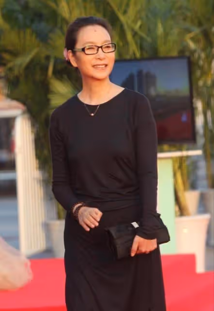 奚美娟北方電影節紅毯合影!穿小黑裙戴眼鏡顯高級美,67歲真優雅