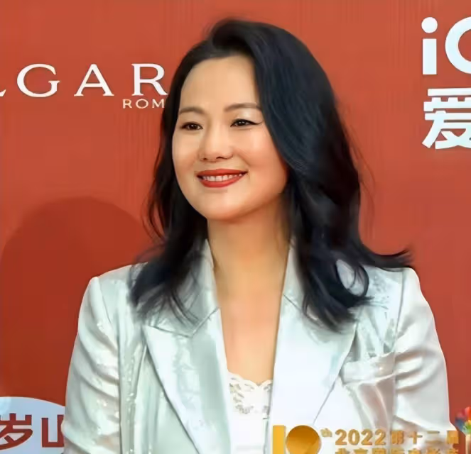 北京電影節紅毯:最狼狽的秀,陳都靈「黑化」,詠梅慧影紅顏大獲全勝