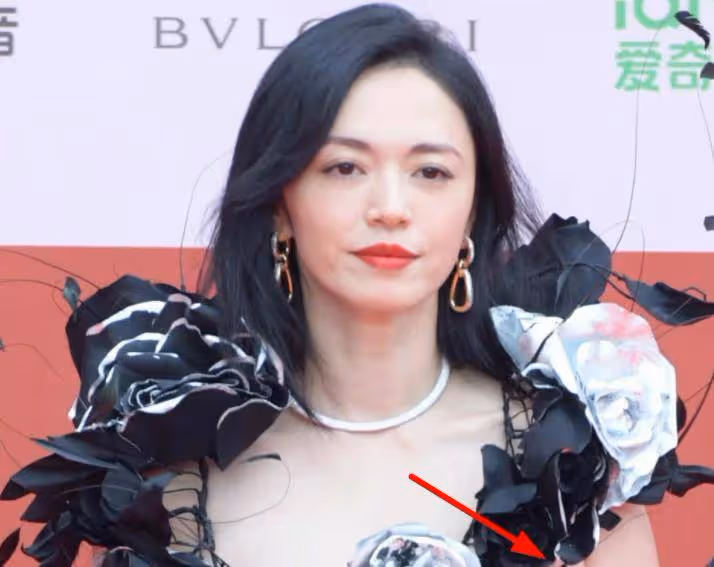 北京電影節紅毯:最狼狽的秀,陳都靈「黑化」,詠梅慧影紅顏大獲全勝