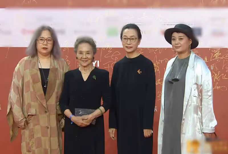 北京電影節紅毯:最狼狽的秀,陳都靈「黑化」,詠梅慧影紅顏大獲全勝
