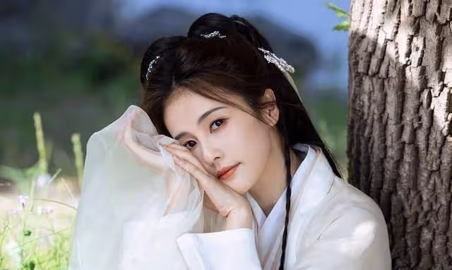 白鹿寫真空降熱搜，《長月燼明》呼聲高漲