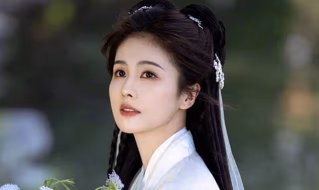 白鹿寫真空降熱搜，《長月燼明》呼聲高漲