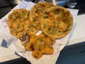 炸蝦餅，蚝炸（湛江小吃）