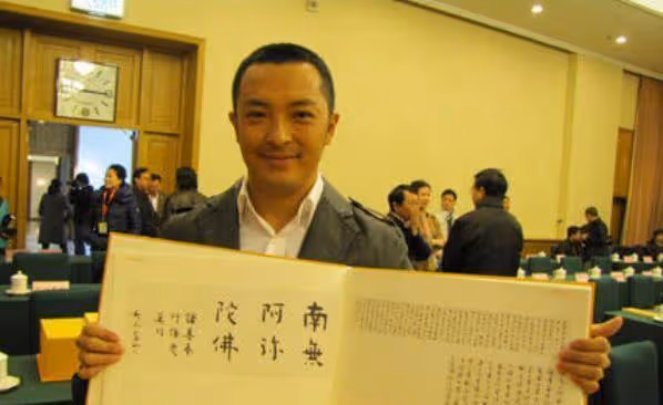 他是蔣勤勤同學，30歲成影帝，被傳窮到送外賣，出道36年卻不火