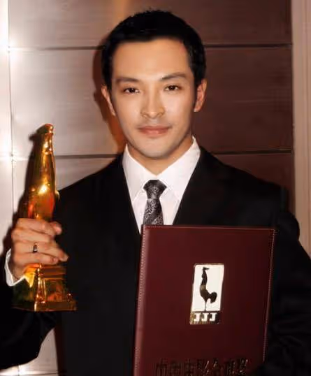 他是蔣勤勤同學，30歲成影帝，被傳窮到送外賣，出道36年卻不火