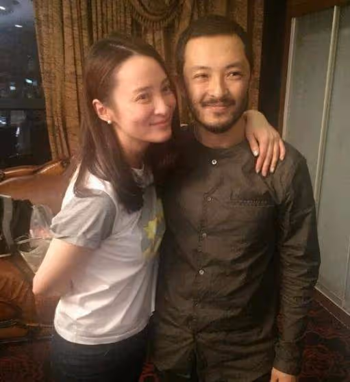 他是蔣勤勤同學，30歲成影帝，被傳窮到送外賣，出道36年卻不火