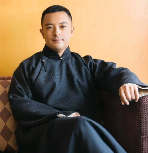 他是蔣勤勤同學，30歲成影帝，被傳窮到送外賣，出道36年卻不火