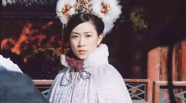 5歲喪父，曾靠賣啤酒賺錢！拒嫁豪門後，她為何逆襲成億萬女星？