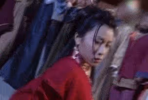 5歲喪父，曾靠賣啤酒賺錢！拒嫁豪門後，她為何逆襲成億萬女星？