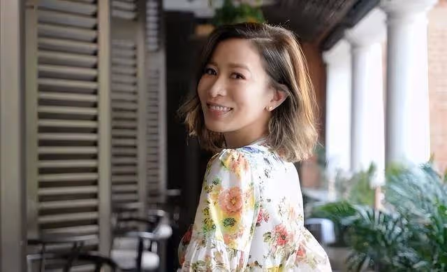 5歲喪父，曾靠賣啤酒賺錢！拒嫁豪門後，她為何逆襲成億萬女星？