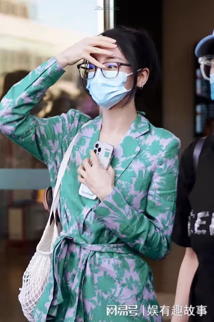 迪麗熱巴帶火了一種「奶奶衫」穿搭,顯白又好看,真高級!