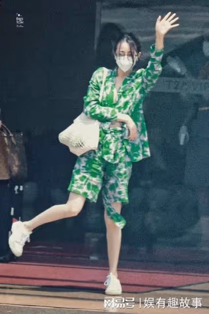 迪麗熱巴帶火了一種「奶奶衫」穿搭,顯白又好看,真高級!