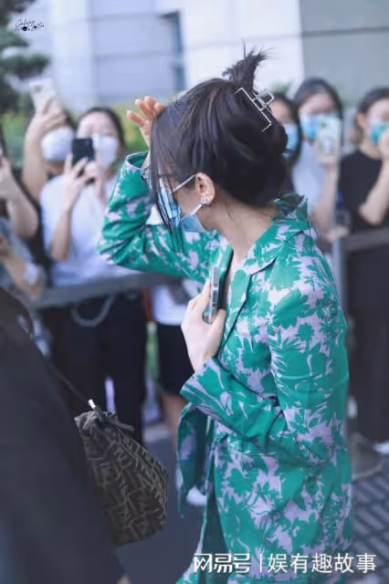 迪麗熱巴帶火了一種「奶奶衫」穿搭,顯白又好看,真高級!