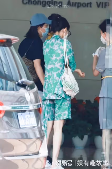 迪麗熱巴帶火了一種「奶奶衫」穿搭,顯白又好看,真高級!