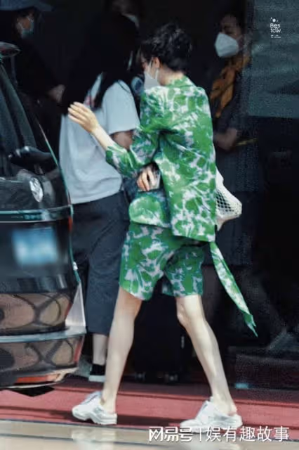 迪麗熱巴帶火了一種「奶奶衫」穿搭,顯白又好看,真高級!