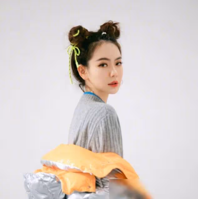 戚薇罕曬女兒lucky近照曝光!7歲就塗紅唇打耳洞,「五官精緻+雪白肌膚」顏值不輸媽媽,網友:女大十八變