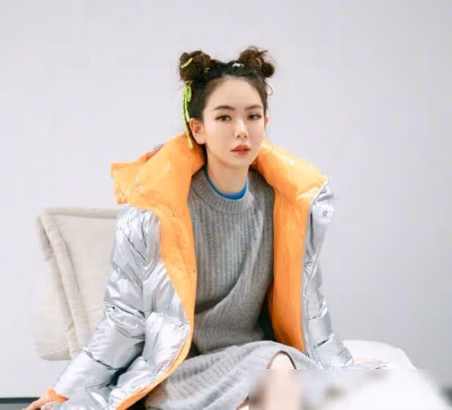 戚薇罕曬女兒lucky近照曝光!7歲就塗紅唇打耳洞,「五官精緻+雪白肌膚」顏值不輸媽媽,網友:女大十八變