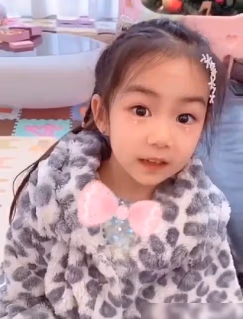 戚薇罕曬女兒lucky近照曝光!7歲就塗紅唇打耳洞,「五官精緻+雪白肌膚」顏值不輸媽媽,網友:女大十八變